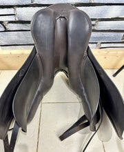 Load image into Gallery viewer, 17” Narrow Albion K2 Dressage Saddle - Brown