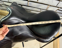Load image into Gallery viewer, 17 1/2” Wide-XW/Changeable Gullet Kent &amp; Masters Dressage Saddle - Black
