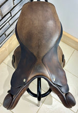 Load image into Gallery viewer, 17” Medium Pariani Monoflap Jump/XC Saddle - Brown