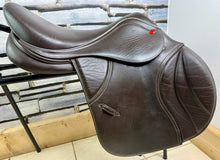 Load image into Gallery viewer, 17” Wide Changeable Gullet Whitaker Overton Jumping Saddle - Brown