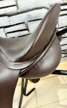 Load image into Gallery viewer, 18” Medium Morris &amp; Nolan Dressage Saddle - Brown