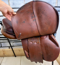 Load image into Gallery viewer, 17 1/2” Medium-MW Devoucoux Biarritz Double Flap Jump Saddle - Brown/Tan
