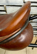 Load image into Gallery viewer, 17” Wide Hampton Grandee Jump/GP Saddle - Brown