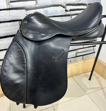 Load image into Gallery viewer, 17 1/2” MW Ideal VSD Saddle - Black