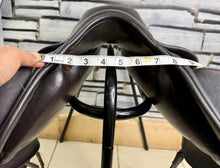 Load image into Gallery viewer, 16 1/2” MW Harry Dabbs Future Monoflap Jump Saddle - Shoulder Free - Brown