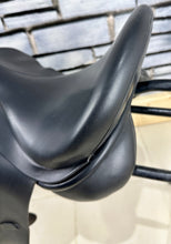Load image into Gallery viewer, 17” MW Excelle Dressage Saddle - Black