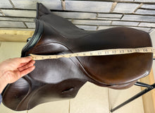 Load image into Gallery viewer, 17” 32/Wide Stubben Juventus Jump Saddle - Brown