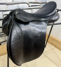 Load image into Gallery viewer, 17” XW/Changeable Gullet Bates Caprilli GP Saddle - Black