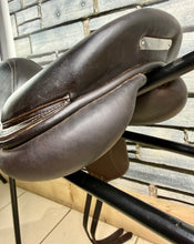 Load image into Gallery viewer, 17” MW Voltaire Lexington Monoflap Jump Saddle -2022- Brown