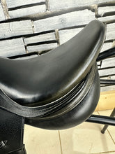 Load image into Gallery viewer, 17 1/2” MW/Wide Whitaker Venice Jump Saddle - Black