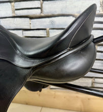 Load image into Gallery viewer, 17” XW/Changeable Gullet Bates Caprilli GP Saddle - Black