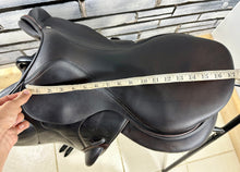 Load image into Gallery viewer, 17 1/2” MW Devoucoux Chiberta O Monoflap Jump Saddle - Brown