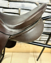 Load image into Gallery viewer, 17” Narrow Albion K2 Dressage Saddle - Brown