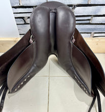 Load image into Gallery viewer, 18” Medium Morris &amp; Nolan Dressage Saddle - Brown