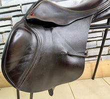 Load image into Gallery viewer, 17 1/2” MW Albion Kontrol Ultima Forward Flap Jump Saddle - Brown