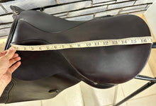 Load image into Gallery viewer, 17” Medium County Extreme Lightweight Jump/XC Saddle - Brown