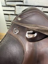 Load image into Gallery viewer, 17” XW/Changeable Gullet Wintec 500 VSD GP Saddle - Brown - Cair - Extra Wide
