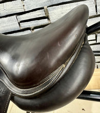 Load image into Gallery viewer, 17” MW Voltaire Lexington Monoflap Jump Saddle - Brown