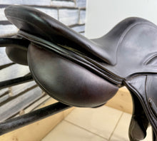 Load image into Gallery viewer, 17 1/2” MW Albion Kontact Dual/Double Flap Jump Saddle - Brown