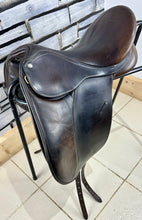 Load image into Gallery viewer, 16 1/2” XW/Changeable Gullet Colliegate Convertible Dressage Saddle - Brown