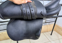 Load image into Gallery viewer, 17 1/2” MW Devoucoux Socca Jump Saddle - Black