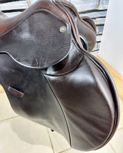 Load image into Gallery viewer, 18” Wide Quattro Jump Saddle - Brown