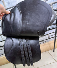 Load image into Gallery viewer, 17” MW Harry Dabbs Taurus Forward Cut GP Saddle -Black- Upswept Panels