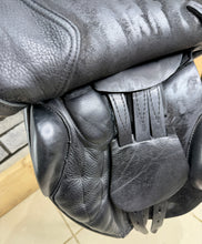 Load image into Gallery viewer, 17 1/2” Wide Black Country Ricochet High Wither Jump Saddle - Black