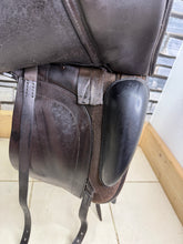 Load image into Gallery viewer, 18” XW Sue Carson Flair Dressage Saddle on 17” Panels-Brown- Big Blocks