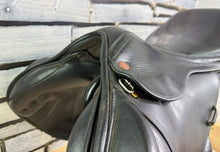 Load image into Gallery viewer, 17 1/2” W-XW Changeable Gullet Kent &amp; Masters Monoflap Jump Saddle - Black
