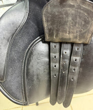 Load image into Gallery viewer, 17” XW/Changeable Gullet Bates Caprilli GP Saddle - Black