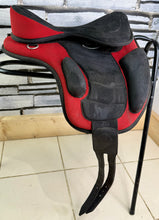 Load image into Gallery viewer, 15” Zain Tack Treeless Pony Saddle - Red/Black