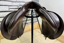 Load image into Gallery viewer, 17 1/2” Medium Albion K2 Jump Saddle - Brown