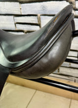 Load image into Gallery viewer, 17” MW Harry Dabbs Taurus Forward Cut GP Saddle -Black- Upswept Panels