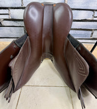 Load image into Gallery viewer, 17” Wide Changeable Gullet Whitaker Overton Jumping Saddle - Brown