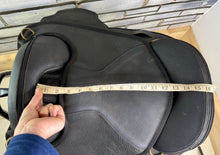 Load image into Gallery viewer, 17” Torsion Treeless Close Contact GP XtraLite Saddle - Black - Endurance