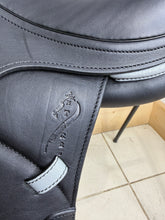 Load image into Gallery viewer, 16 1/2” MW Antares Connexion Monoflap Pony Jump Saddle - Black - Medium Wide