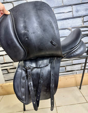 Load image into Gallery viewer, 17” XXW Hoop Tree Manor Cob GP Saddle - Black - Extra Wide - 4 Straps