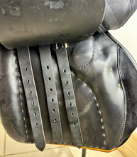 Load image into Gallery viewer, 18” MW (Fit 31) Stubben Siegfried Extra GP/Jump Saddle - Black/Tan
