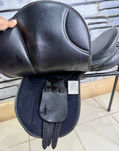 Load image into Gallery viewer, 16 1/2” Medium Eclipse Leather &amp; Synthetic GP Saddle - Black