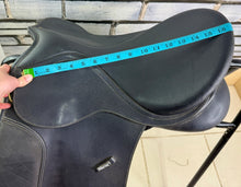 Load image into Gallery viewer, 17” 3XW/Changeable Gullet Wintec Wide Cob GP Saddle - Black