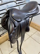 Load image into Gallery viewer, 17” MW Black Country Vinici Monoflap Jump Saddle - Brown - Flocked Close Contact