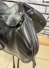 Load image into Gallery viewer, 17” Medium - MW Equipe Synergy Monoflap Jump Saddle - Black