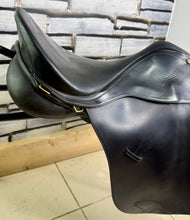 Load image into Gallery viewer, 17 1/2” Medium/Changeable Gullet Bates Caprilli GP Saddle - Black