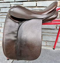 Load image into Gallery viewer, 16” Wide Barnsby WH Saddle - Brown