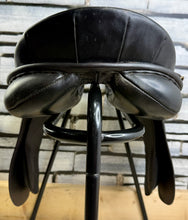 Load image into Gallery viewer, 17” MN GFS Medium-Narrow English GP Saddle - Black