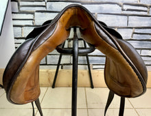 Load image into Gallery viewer, 17” MW Black Country Vinici Monoflap Jump Saddle - Brown
