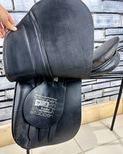 Load image into Gallery viewer, 18” Medium Stubben Scandica VSD Saddle - Black