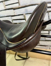 Load image into Gallery viewer, 18” XW Sue Carson Flair Dressage Saddle on 17” Panels-Brown- Big Blocks