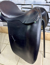 Load image into Gallery viewer, 17 1/2” XW Black Country WH/Show Saddle - Dark Havana